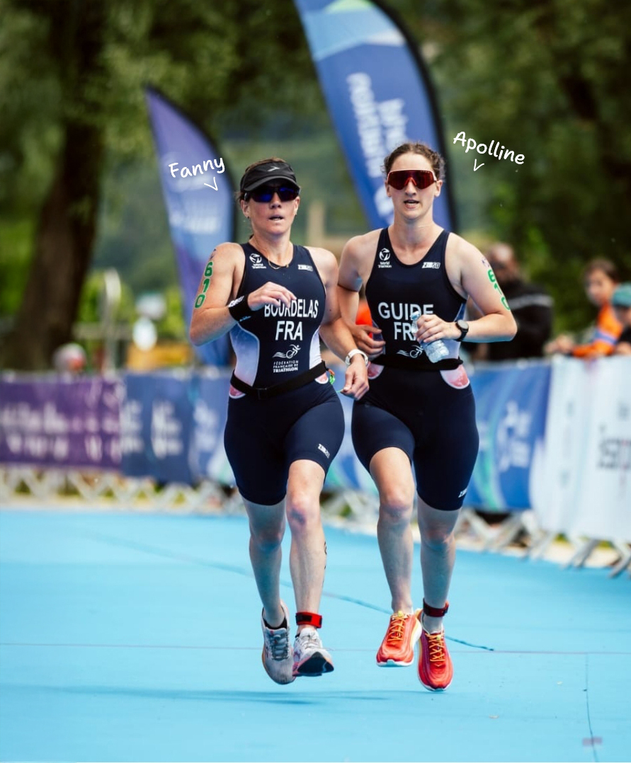 Fanny et Apolline en action, duo de paratriathlètes